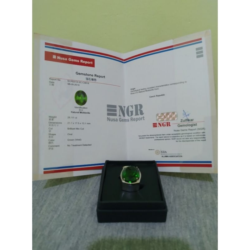 LIONTIN NATURAL MOLDAVITE 28ct warna ZAMRUD