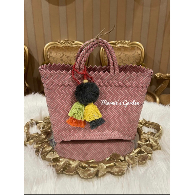 

Tas Anyam Plastik Pink + pompom