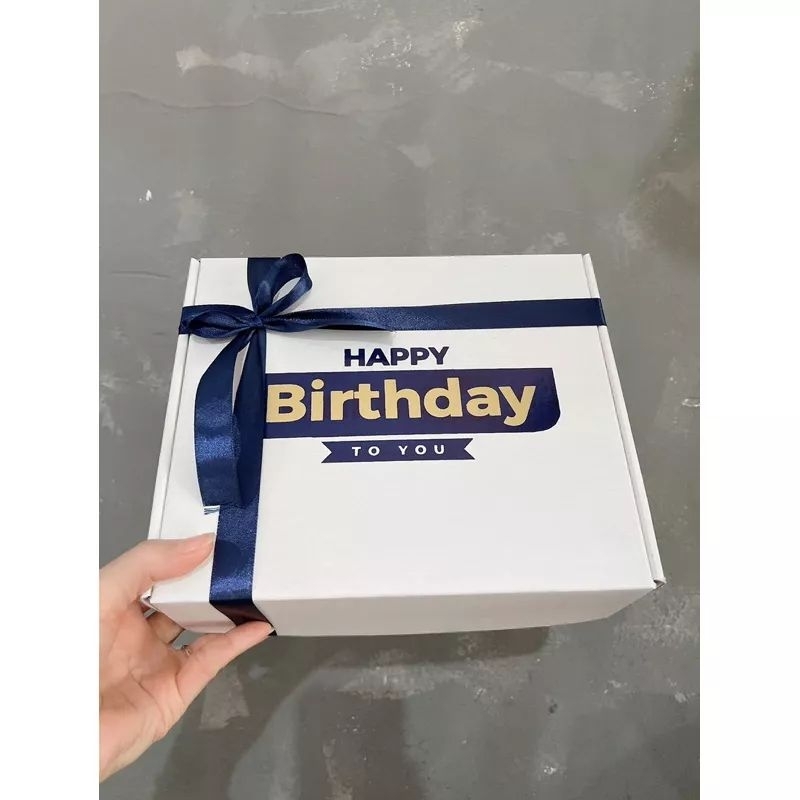 

box happy birthday corrugated luar dalam putih size 24x20x7 + pita navy cocok untuk kado