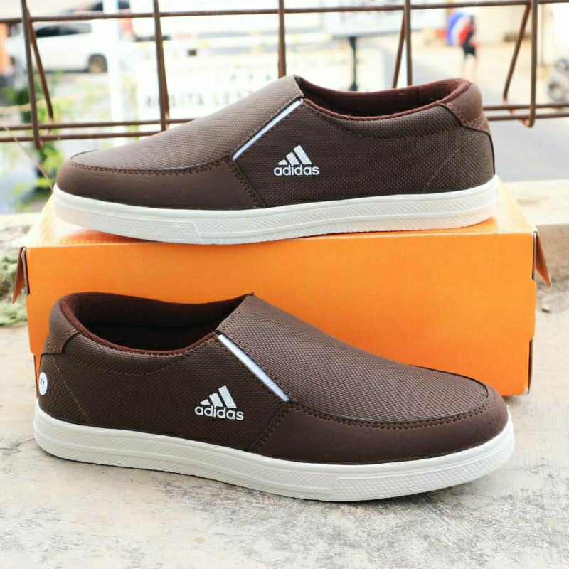 SEPATU SLIP ON PRIA ADIDAS