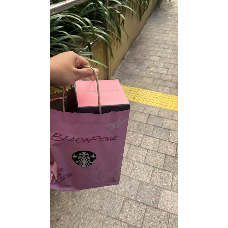 

paperbag blackpink x starbucks