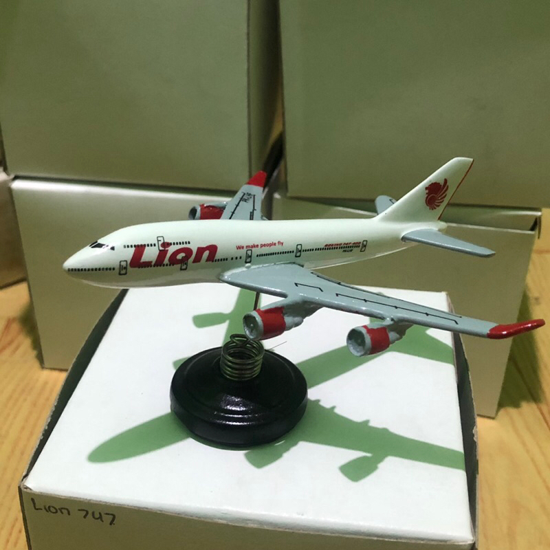 miniatur pesawat per lion air B747
