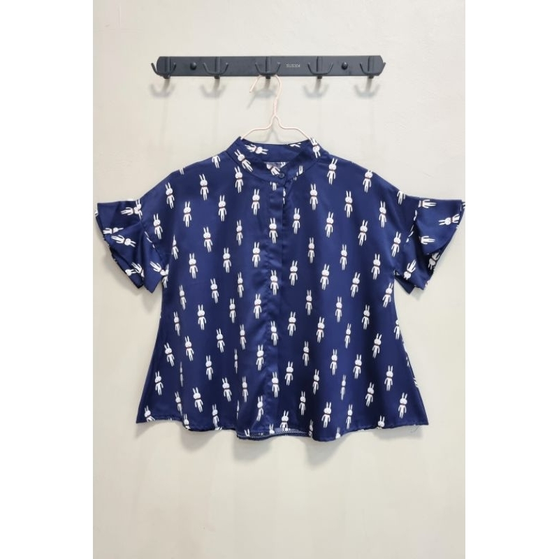 PRELOVED Kemeja Wanita Navy Lengan Pendek Satin Motif Bunny