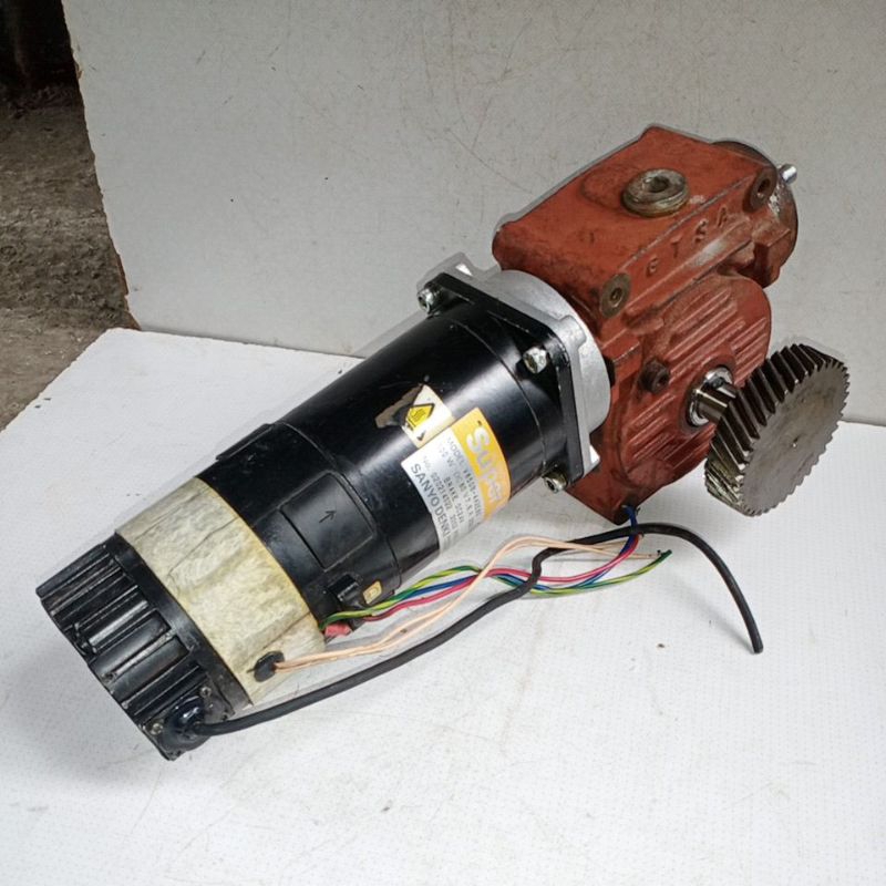 DC SERVO MOTOR GEARBOX -SANYO DENKI-  80 VDC.  500 WAT.  55 RPM.   RATIO 1:45.   TORSI : 350 kg