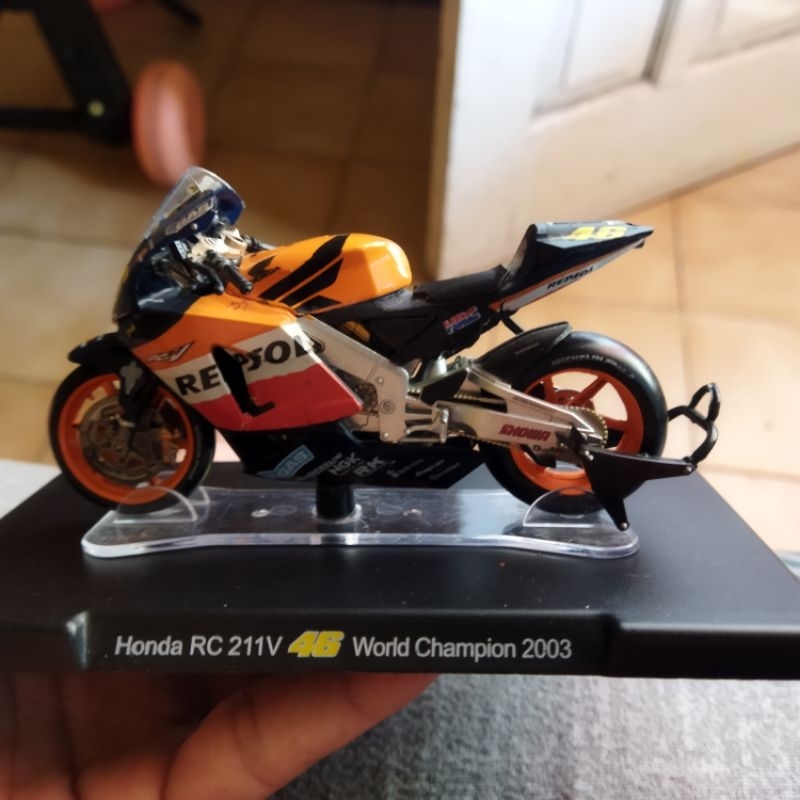 MINIATUR MOTOR DIECAST MOTOGP VALENTINO ROSSI HONDA REPSOL 2003