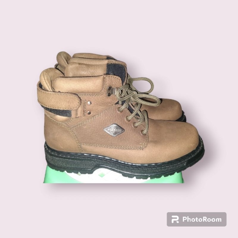 SEPATU BOOTS FINTONI