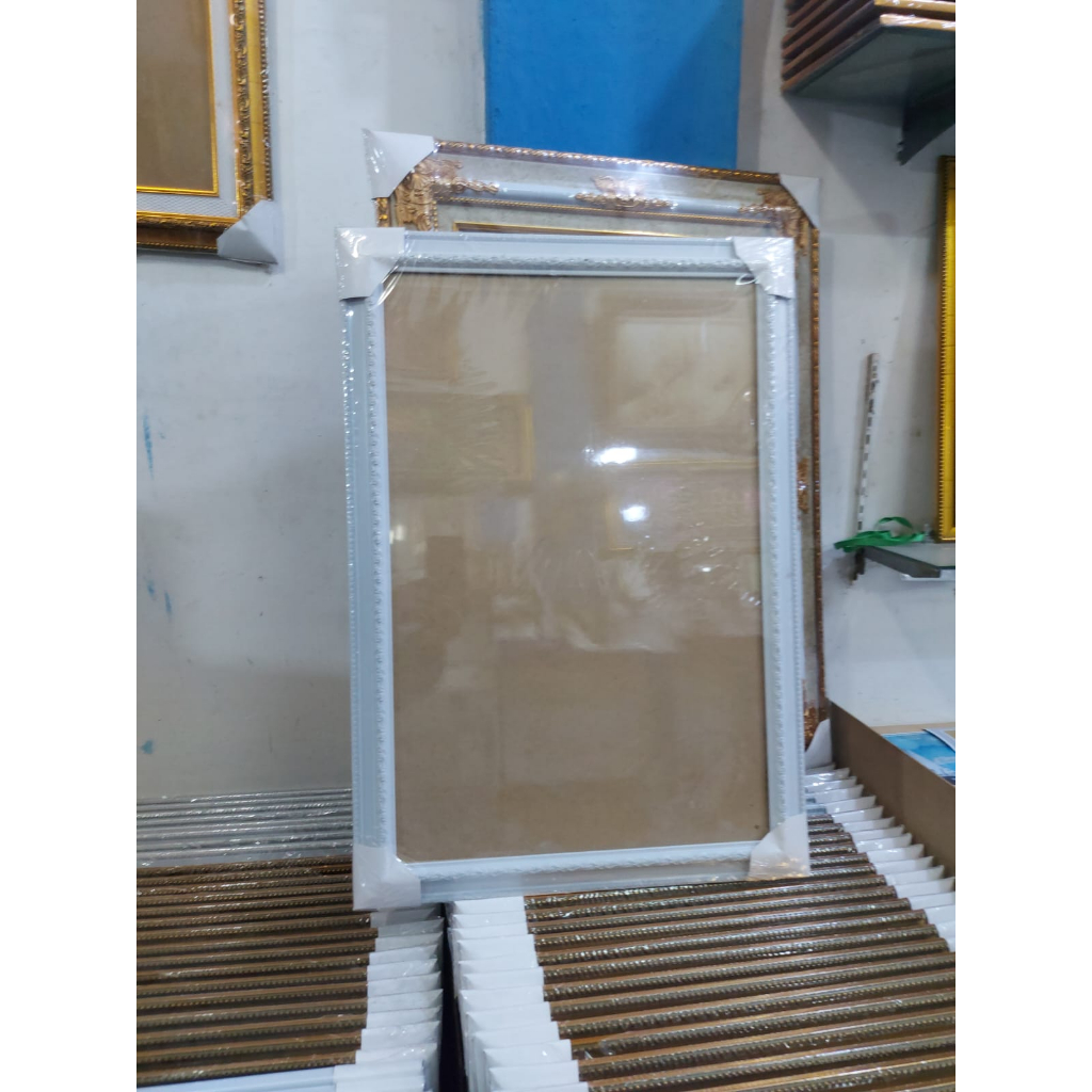 Bingkai 22R putih ukir 40x60cm