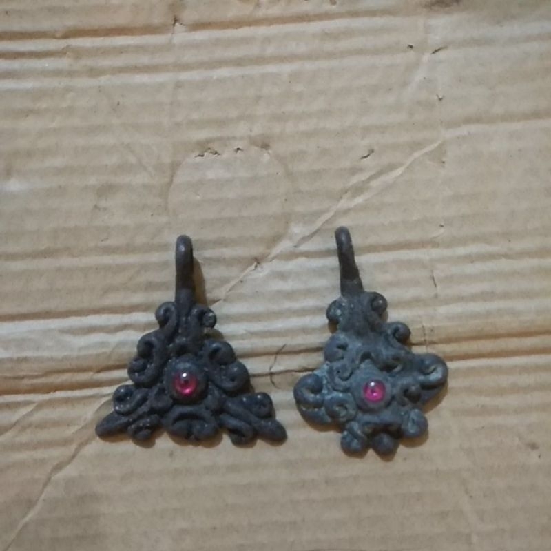 jual murah banget 2 bh liontin berbatu mirah