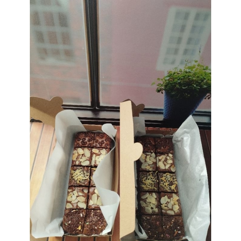 

Shiny Brownies Sekat Brownies Potong Brownis Cake Dengan Topping Brownis