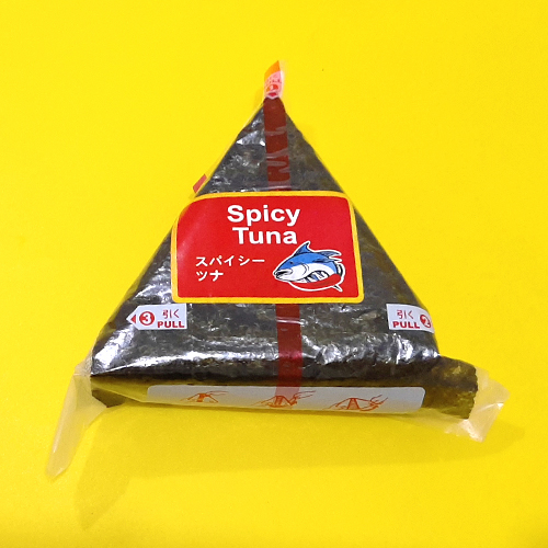 

Onigiri Spicy Tuna / Nasi Segitiga Ala Jepang Isi Daging Tuna Pedas dan Mayonaise Dengan Nori / Rumput Laut