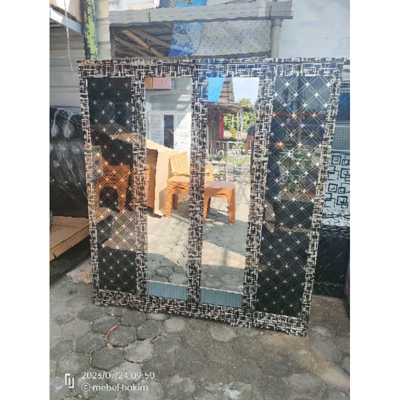 LEMARI BAJU 4 PINTU MINIMALIS