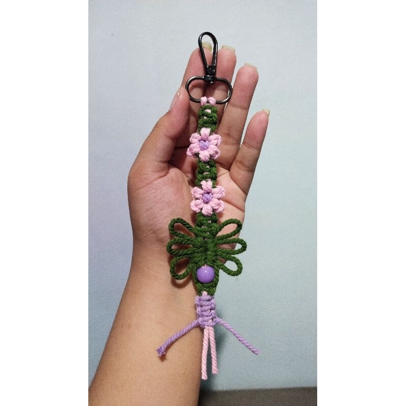 gantungan kunci bunga daun macrame