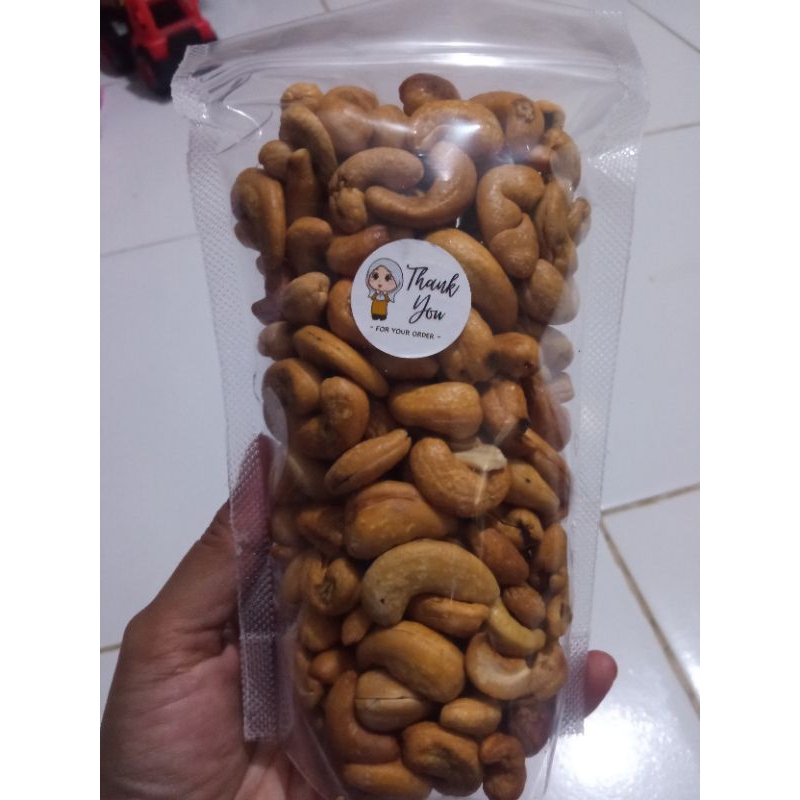 

kacang mede utuh