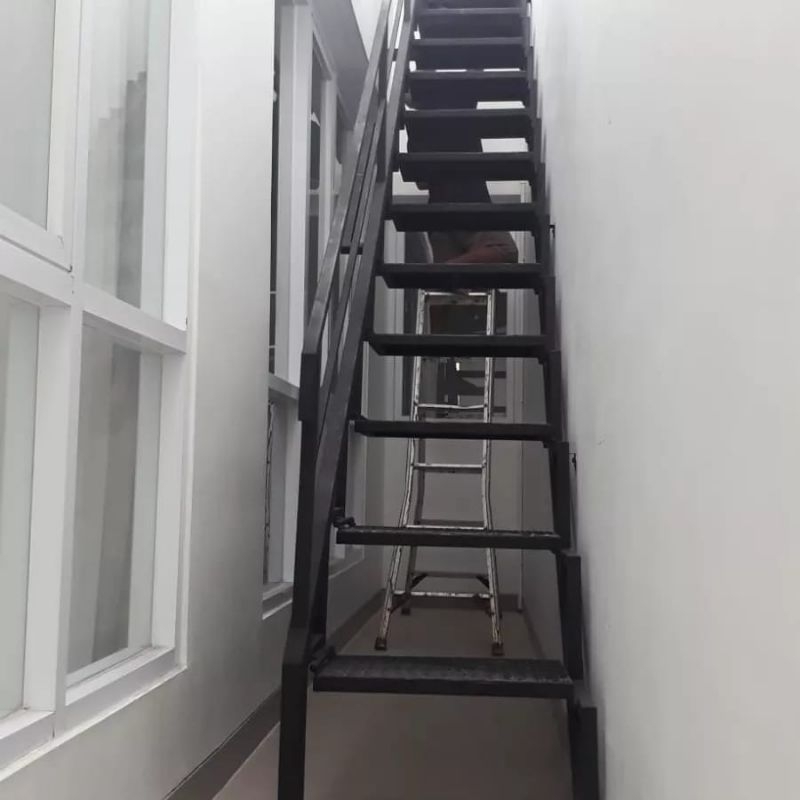 Tangga lipat dinding minimalis
