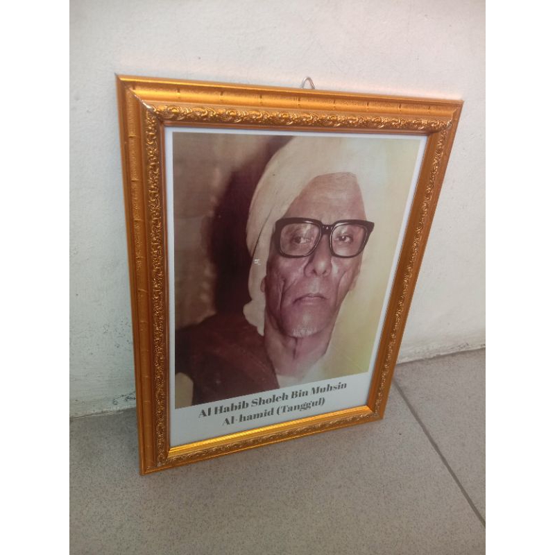 foto plus pigura habib Soleh bin Muhsin Al Hamid tanggul sudah komplit dengan kaca dan pigura ukuran