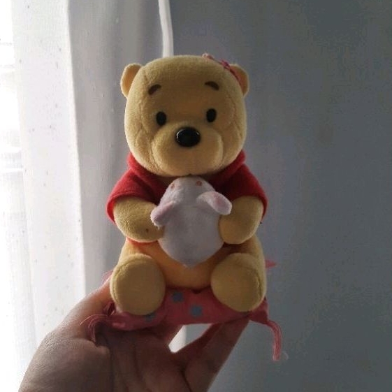 Boneka Pooh di atas Bantal (Preloved)