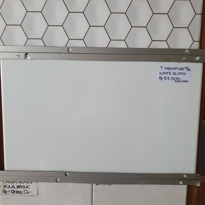 keramik SIGNATURE dinding kamar mandi dapur rumah 25x40 white glossy putih