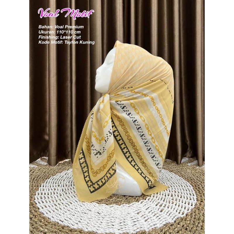 HIJAB SEGIEMPAT VOAL MOTIF TAIFON KUNING