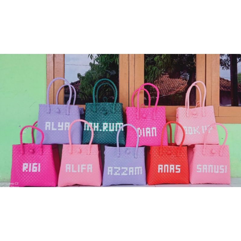 TAS ANYAMAN, TAS NAMA.