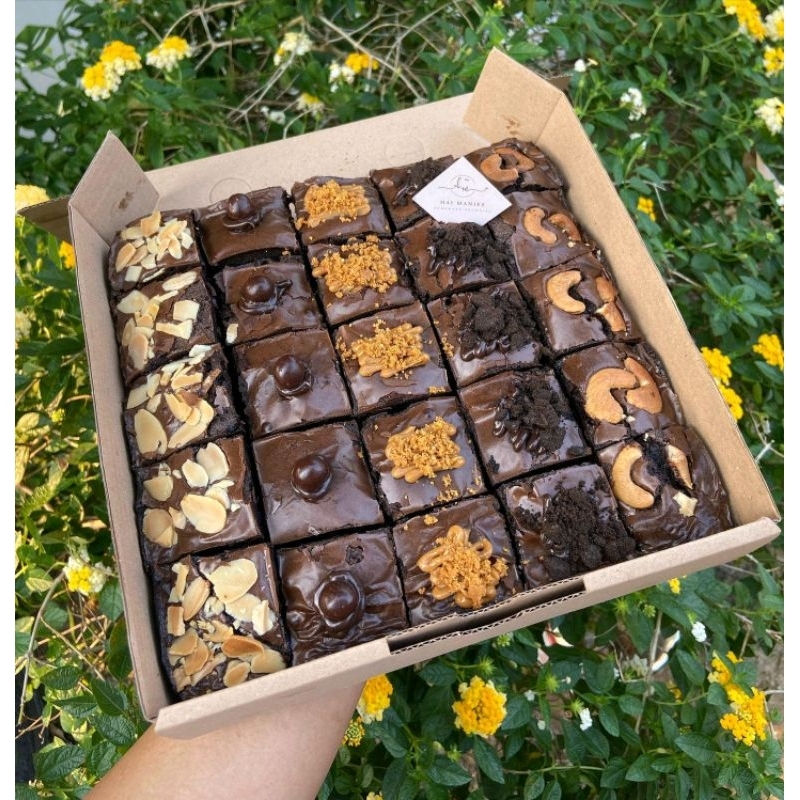 

FUDGY BROWNIES SEKAT FULL TOPPING