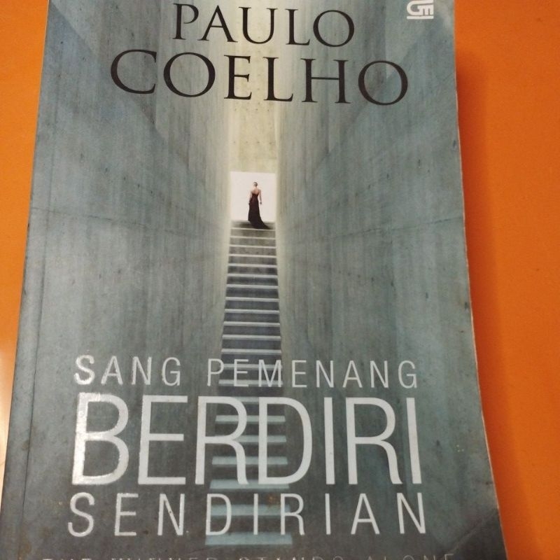 

PRELOVED BUKU NOVEL PAULO COELHO SANG PEMENANG BERDIRI SENDIRIAN BUKU BEKAS MURAH