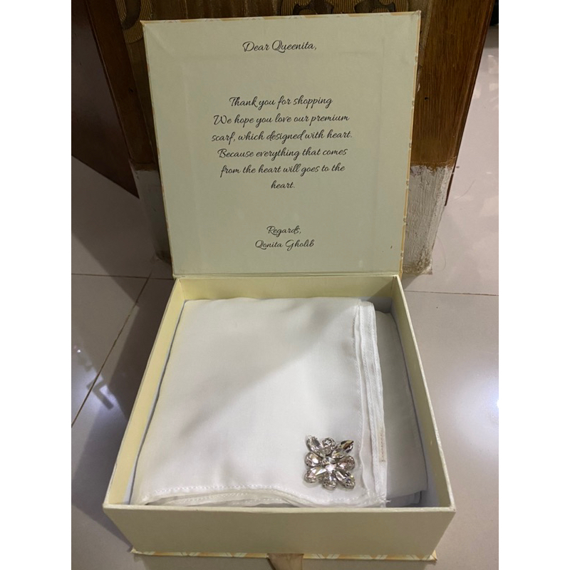 Preloved Qonita Gholib Premium Scarf Ori Branded Jilbab Hijab Square Syari Putih Segi COD Empat