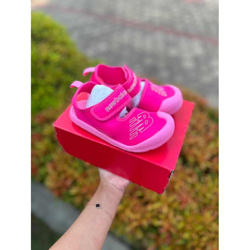 New Balance Kids CRSR Hook and Loop Girls Sandals - IOCRSRAE Size 25