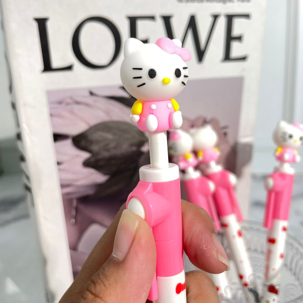 

Rolling Ball Pen 0.5 mm Kartun Tinta Hitam - MOTIF HELLO KITTY SANRIO - bolpoint unik aesthetic korea viral 1 pack alat tulis lucu