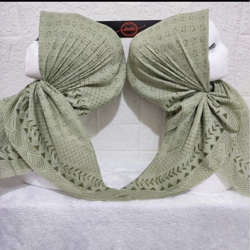 HIJAB SEGIEMPAT VOAL MOTIF BUNGA KECIL SAGHE