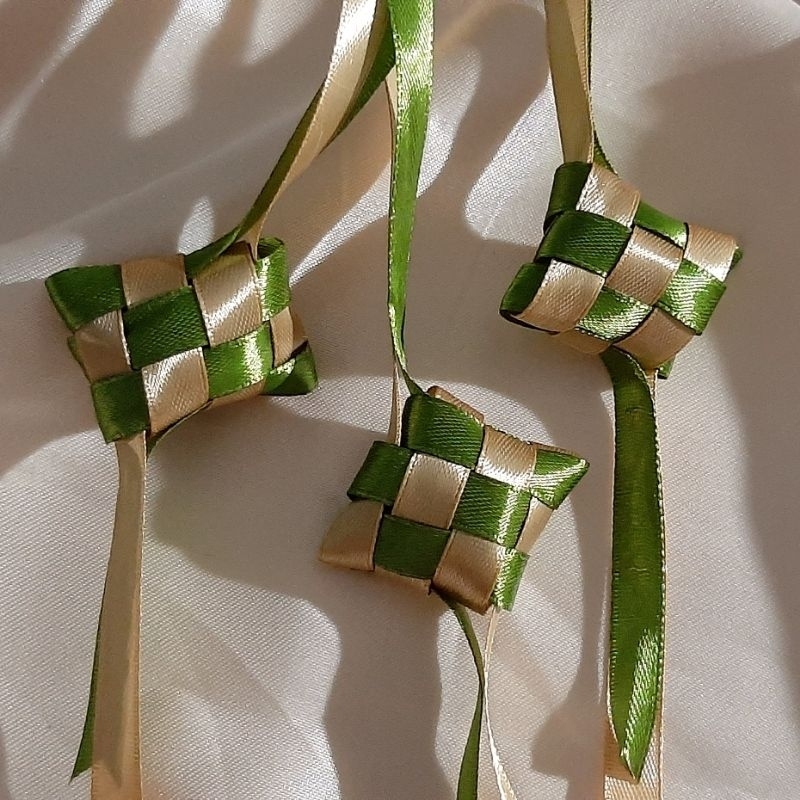 

Ketupat Satin Hiasan Lebaran Idul Fitri