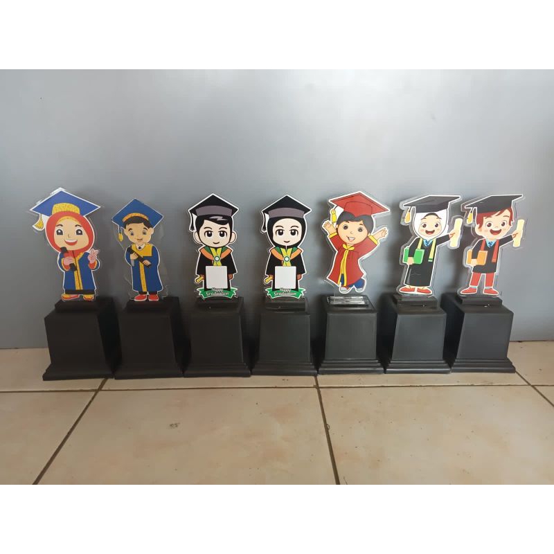 Boneka Wisuda dan plakat akrilik wisuda