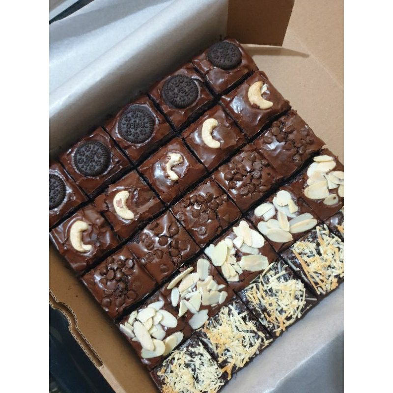 

BROWNIES FUDGY SHINY CRUST