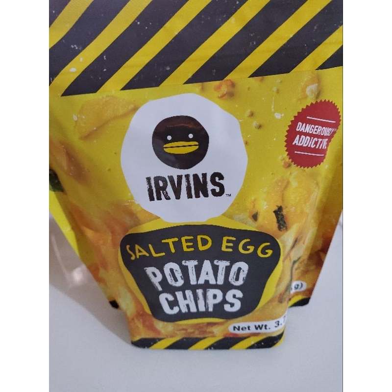 Irvins irvin singapore salted egg fish skin potato keripik cemilan snack 105 gr