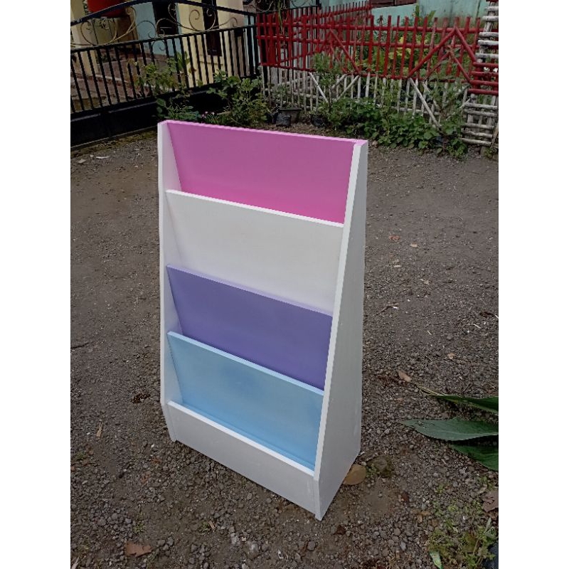 RAK BUKU ANAK SEGITIGA MINIMALIS