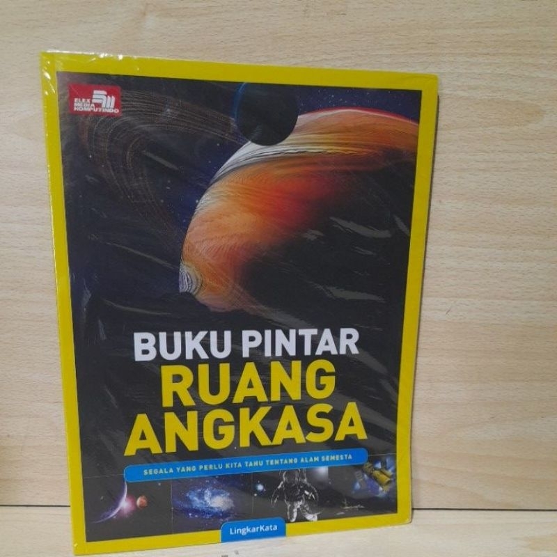 Buku Pintar Ruang Angkasa.