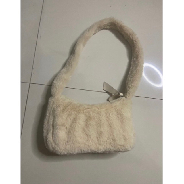 fur shoulder bag tas bahu bulu cream krem putih white baguette sling slempang y2k zipper