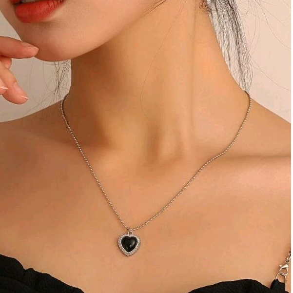 Kalung Multilayer Rantai Silver Liontin Hati Love Mosaik Kristal Hitam Anti Karat Untuk Wanita dan Pria Aksesoris Perhiasan