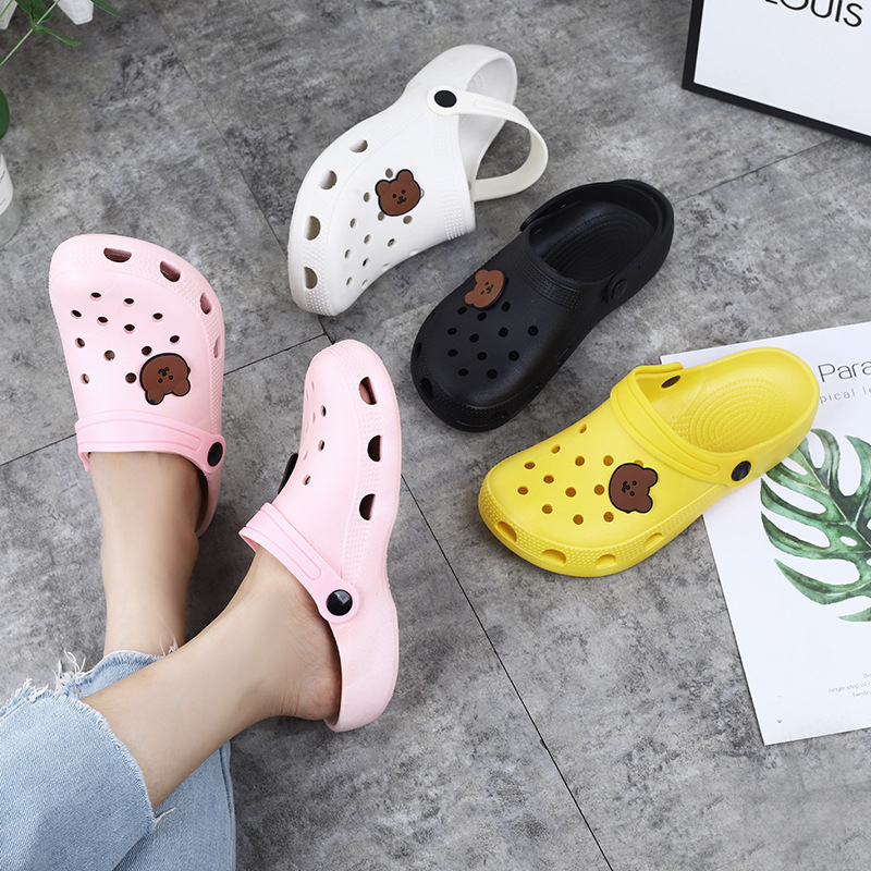 AVVET Sandal Jelly Unisex 6731 Sendal Karet Anti Slip Motif Lubang Sandal Rumah Pria Wanita Tali Belakang Bahan Karet Elastis Slipper Free Hiasan Sendal Kepala Beruang