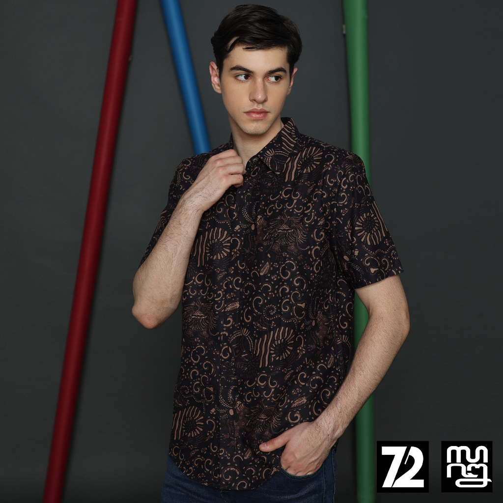 KEMEJA BATIK PRIA Lengan Pendek Motif Balian Warna Hitam Tanah 723355 Cap 72 - Baju Kemeja Atasan Pakaian Setelan Batik Pria Cowok Laki Laki Remaja Keluarga Kantor Lengan Pendek Modern Slimfit Slim Fit Premium Kekinian