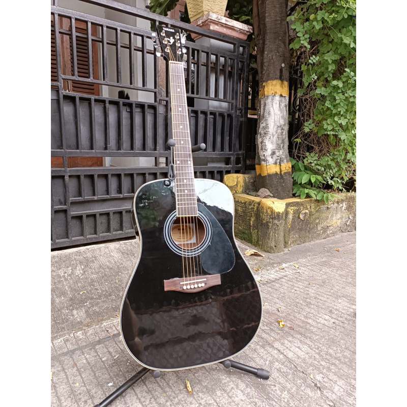 Gitar Akustik Yamaha F310 jumbo hitam
