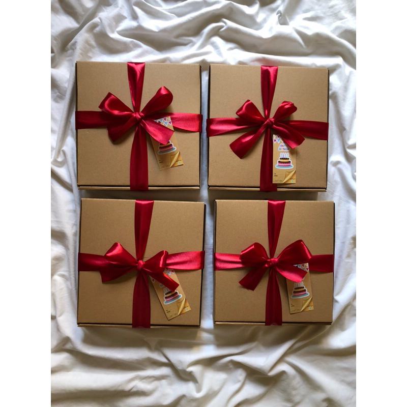 PAKET BAJU HAMPERS GIFT BOX KADO SAHABAT PEREMPUAN CEWEK WANITA ULANG TAHUN WISUDA GRADUATION ANNIVE