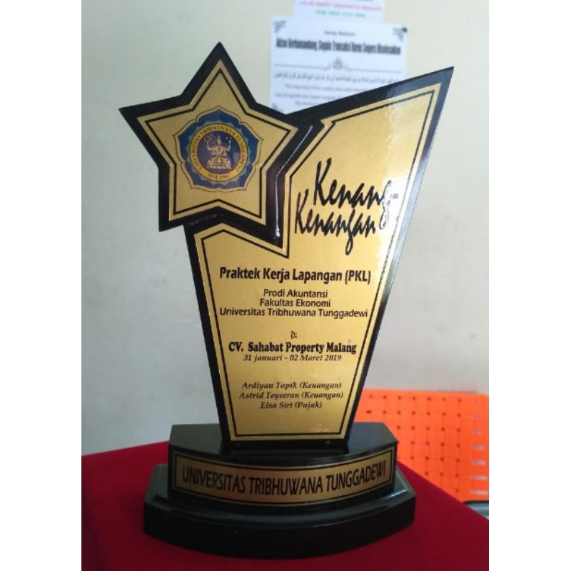 plakat kayu Vandel custom logo bintang kado wisuda murah