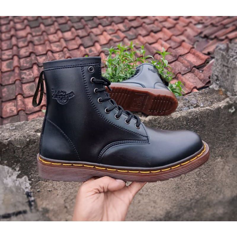 sepatu boots docmart pria dan wanita Sepatu Dr martiens 8hole dokmart clasik boots klasik work (unisex)