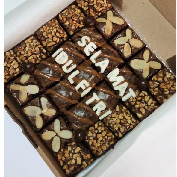 

Hampers Idul Fitri/Buka Puasa Fudgy Brownies Teks Topping FREE Pita+Kartu Ucapan/Murah Moist