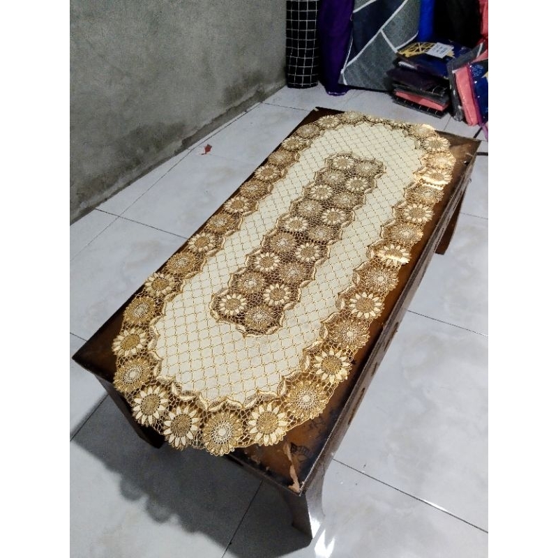 Taplak meja makan warna keemasan besar