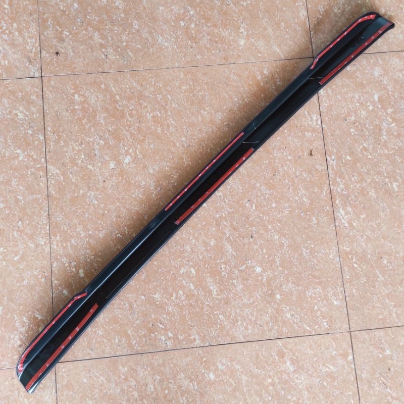 sill plate silplate pintu bagasi belakang mobil daihatsu xenia 2022 2023 plastik hitam abs tempel