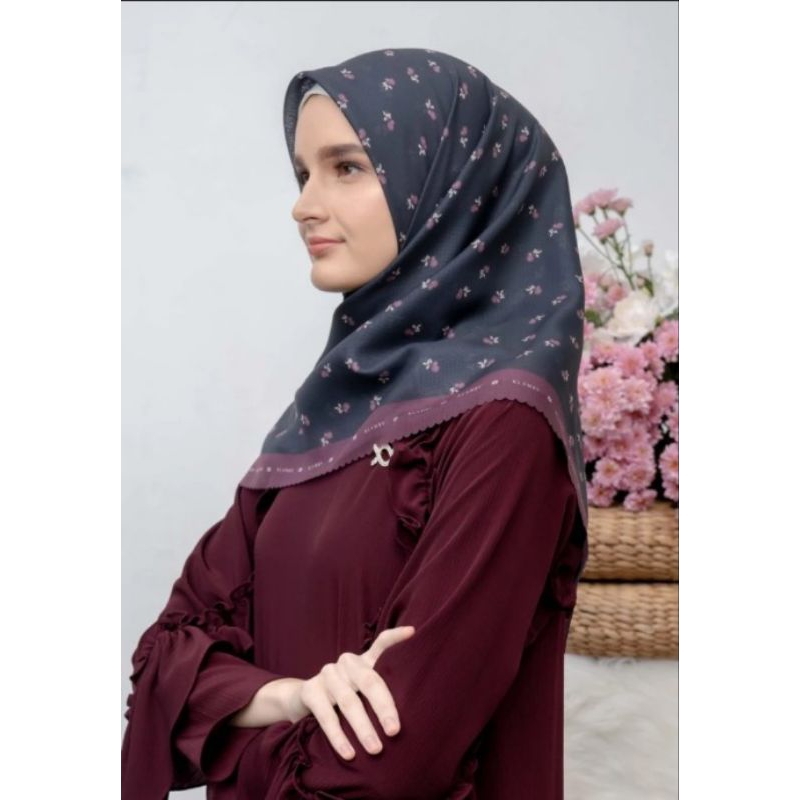 CHRYSANT SCARF WEARING KLAMBY PL