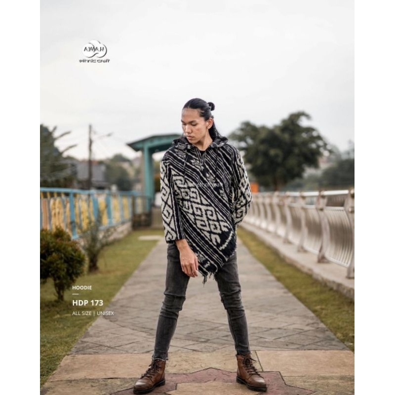 Hoodie tenun warna hitam motif toraja