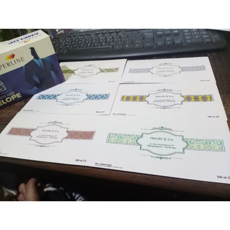 

AMPLOP NAMA/LOGO Buwuh (Becek an) Bahan Paperline 104