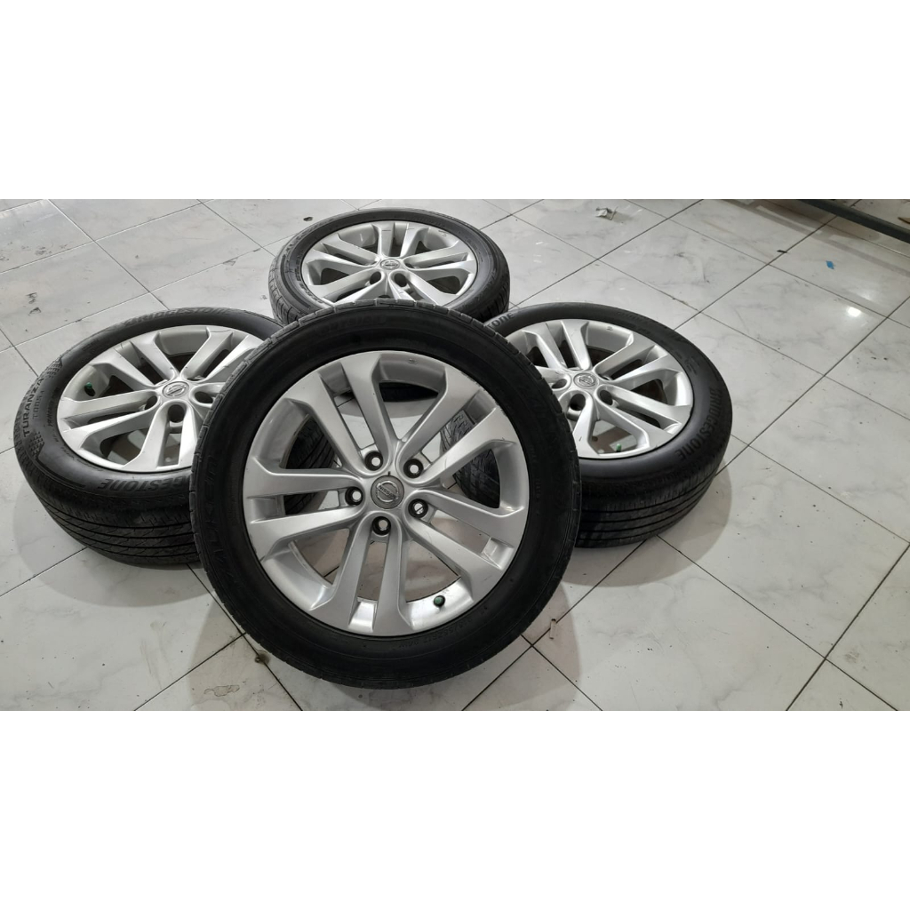 VELG MOBIL BEKAS ORI STANDAR JUKE RING17 BAUT5 ET45 SILVER + BS 215 55 R17 PNP LUXIO APV GRANDMAX L3